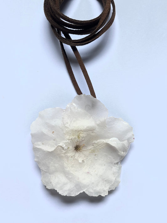 Azalea blanca: collar