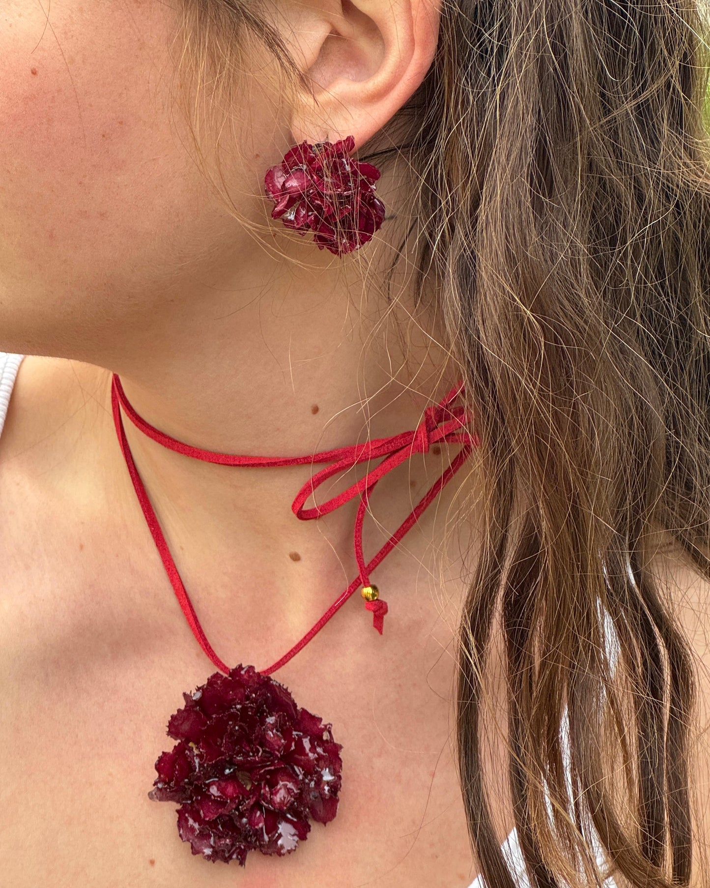 Clavel rojo: collar cordón