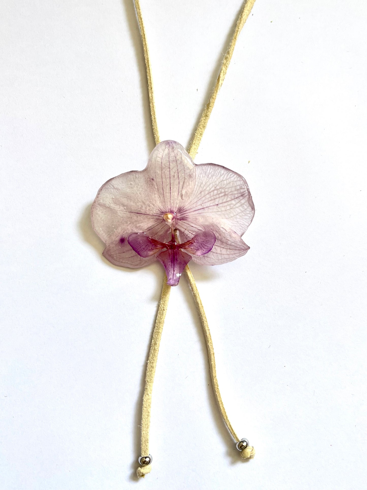 Orquídea: collar corbata