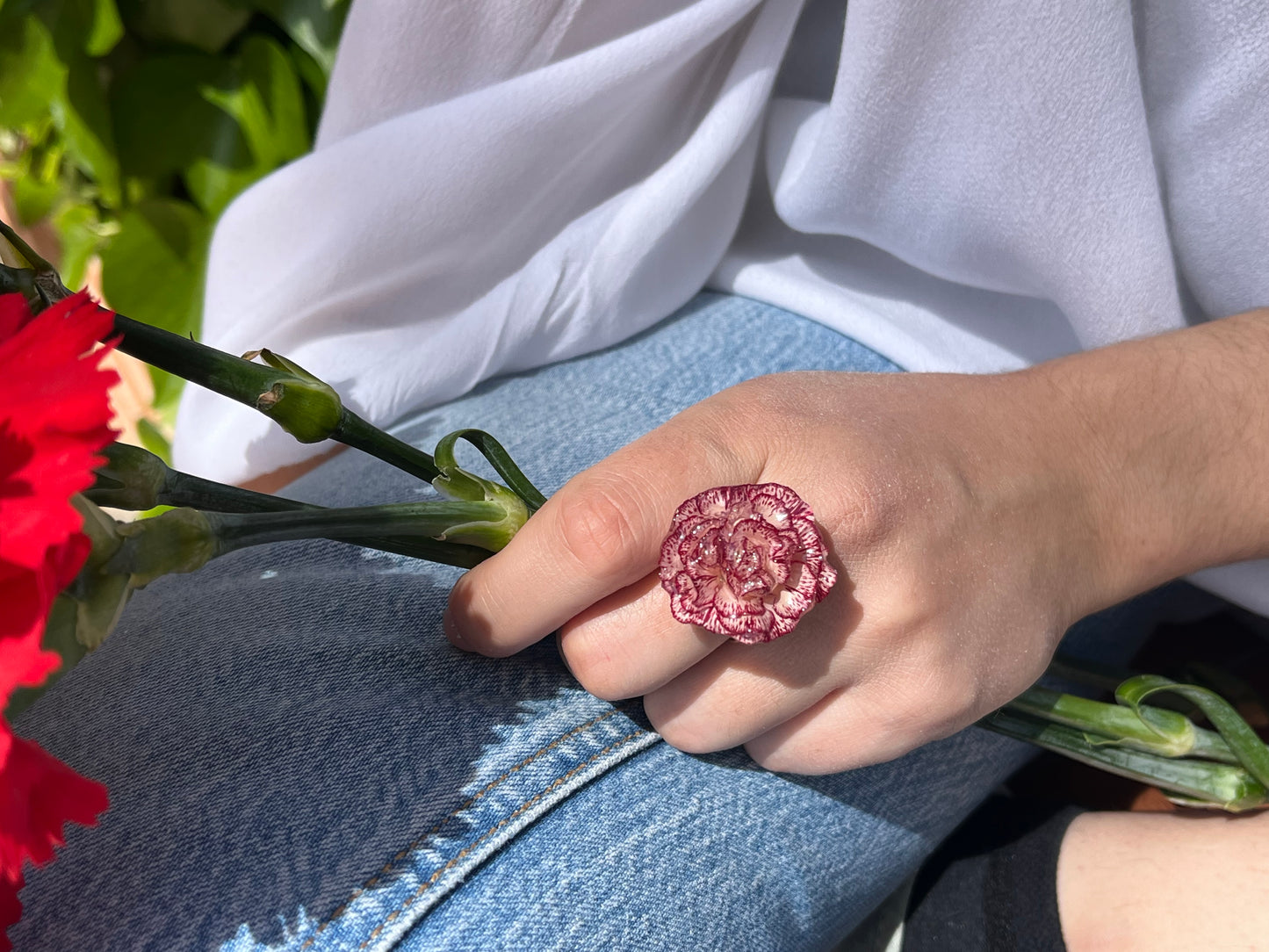 Clavel rojo y blanco: anillo
