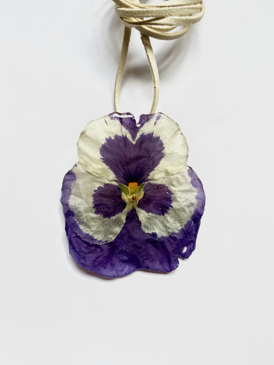 Pensamiento, collar.