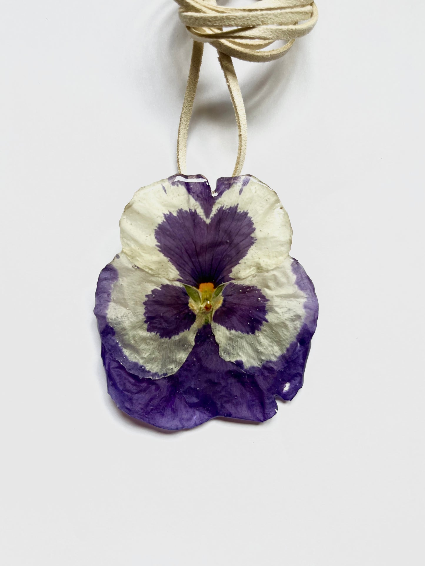 Pensamiento, collar.