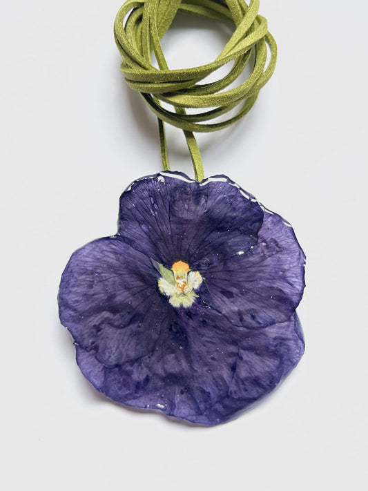 Pensamiento, collar.