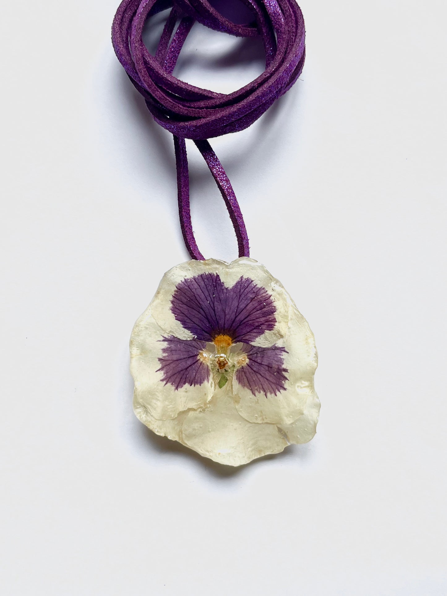 Pensamiento, collar.