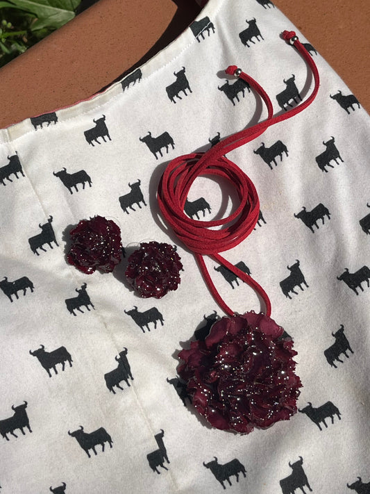 Clavel rojo: collar cordón