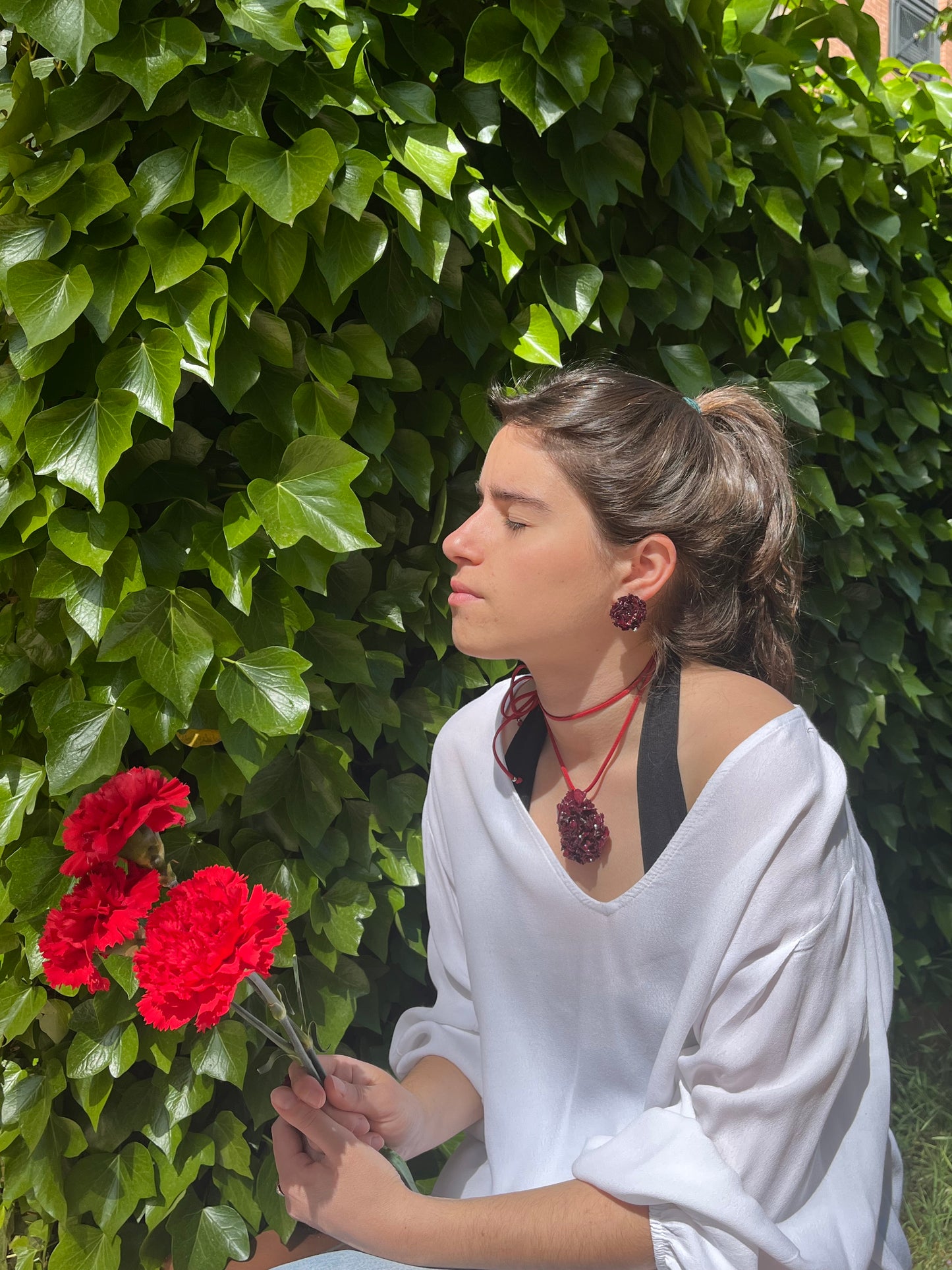 Clavel rojo: pendientes pegados