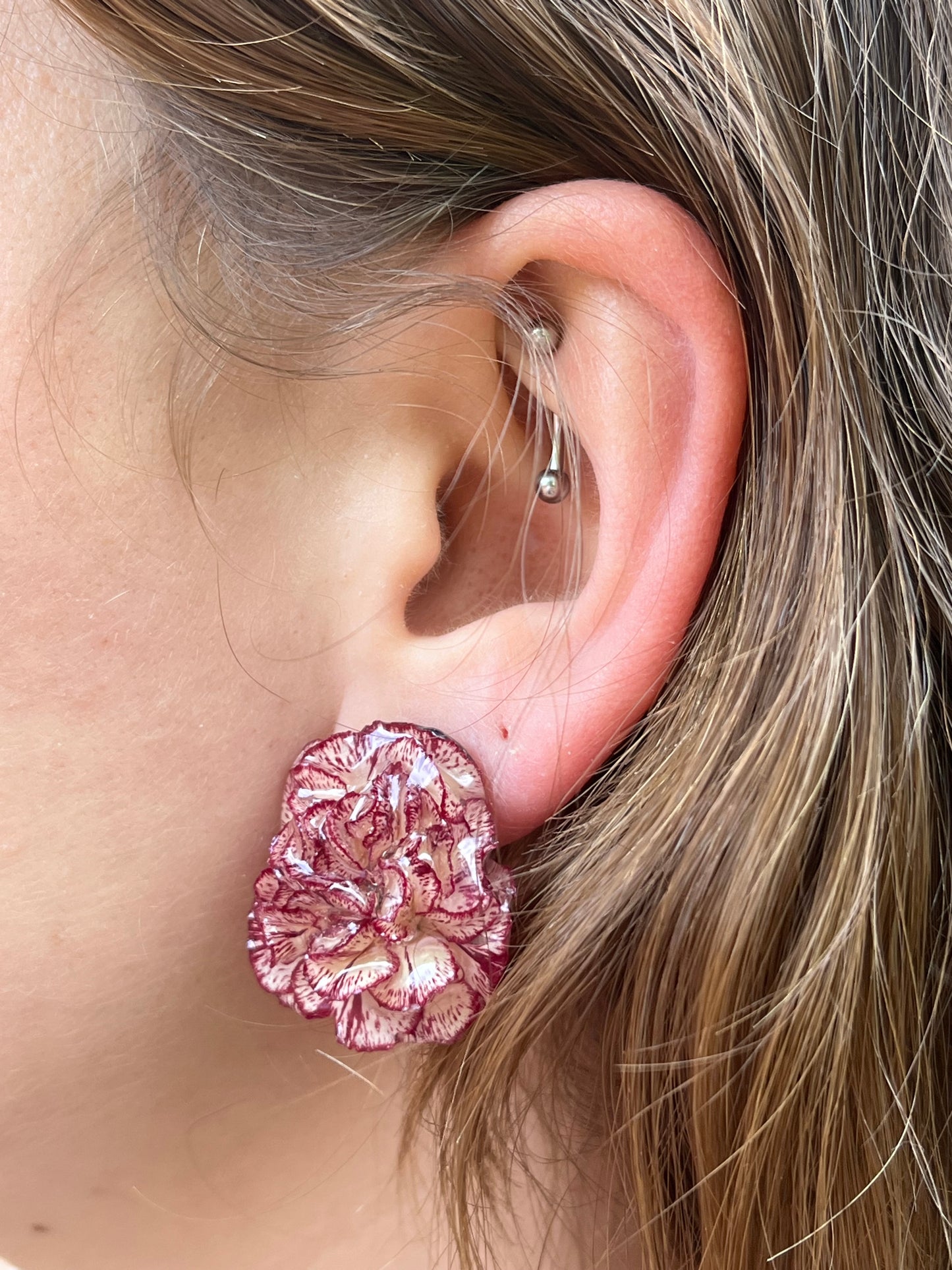 Clavel rojo y blanco: pendientes pegados
