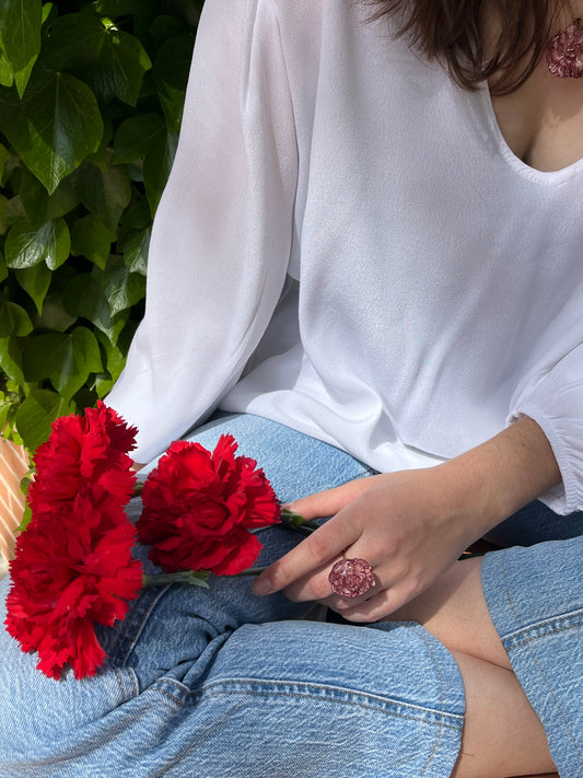 Clavel rojo y blanco: anillo