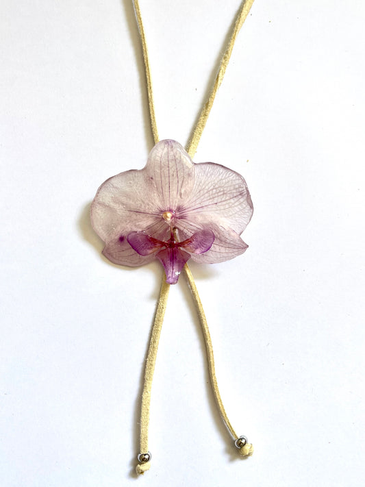 Orquídea: collar corbata