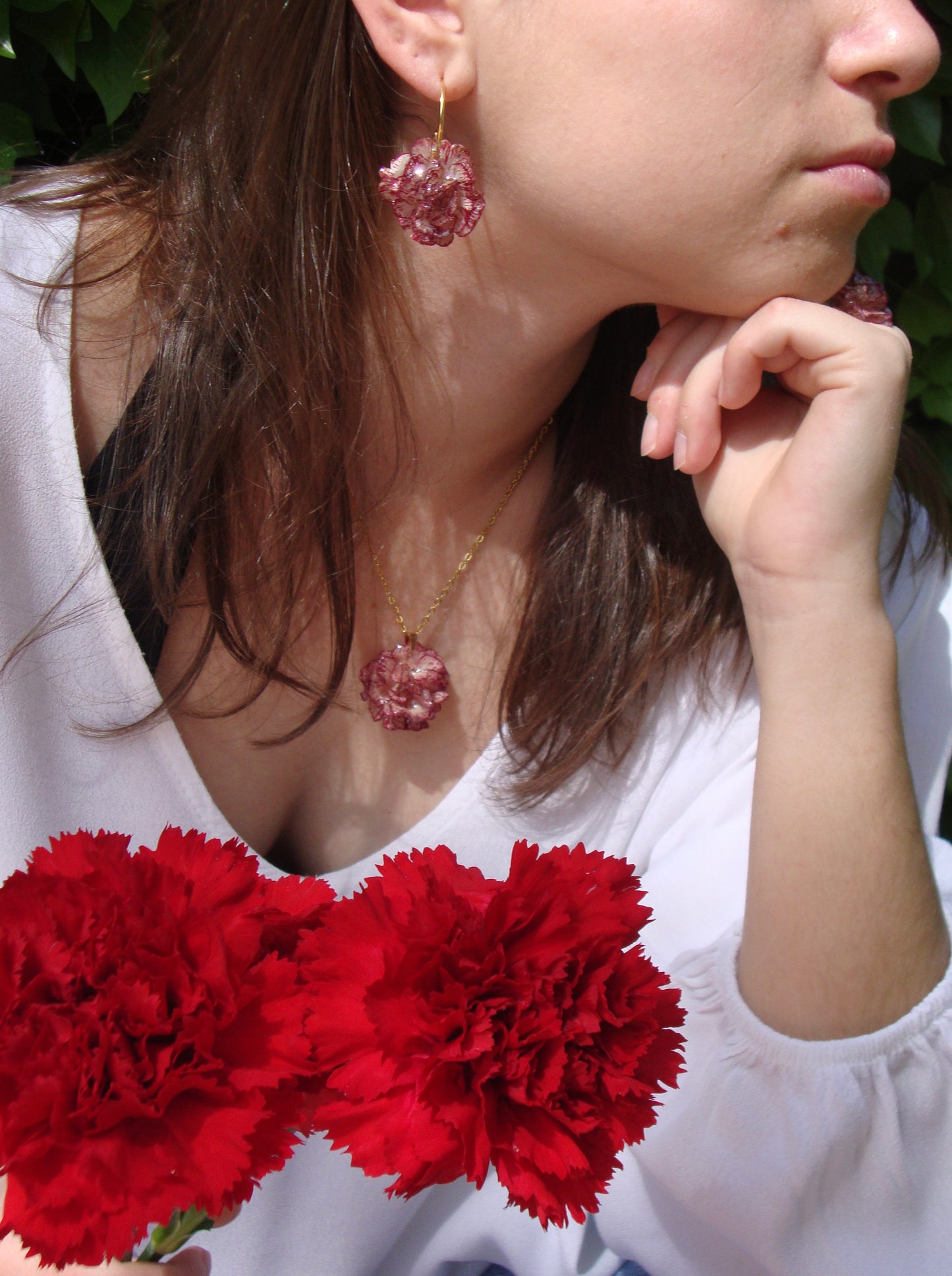 Clavel rojo y blanco: pendientes aro