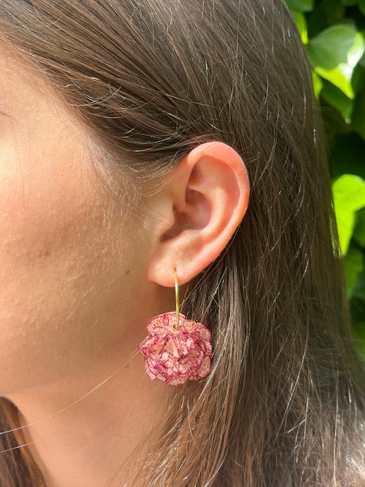Clavel rojo y blanco: pendientes aro