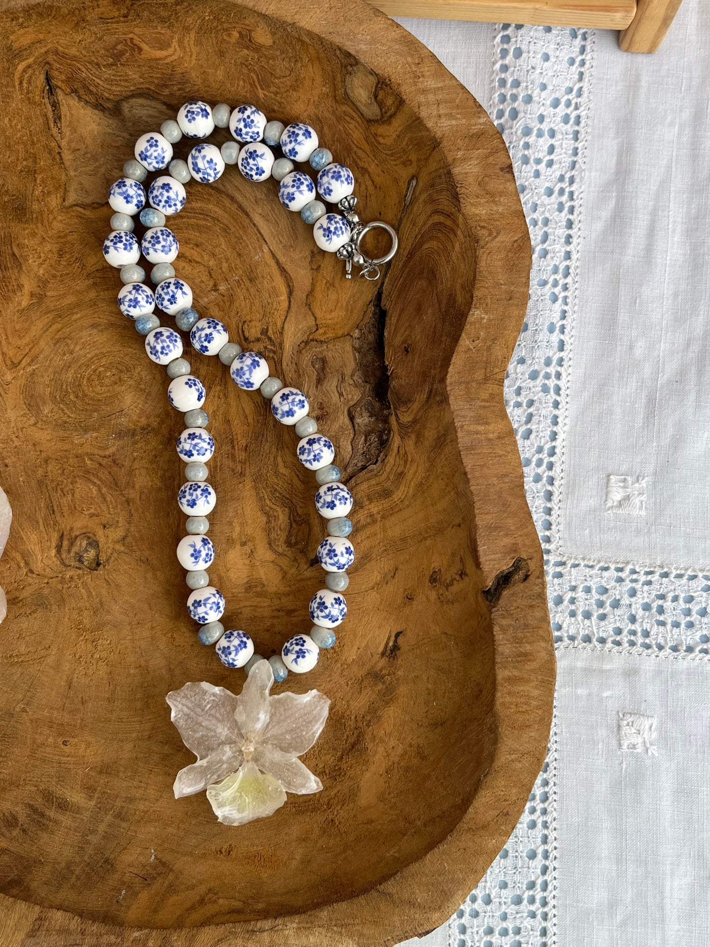 Orquídea dendrobium, collar de cuentas de cerámica