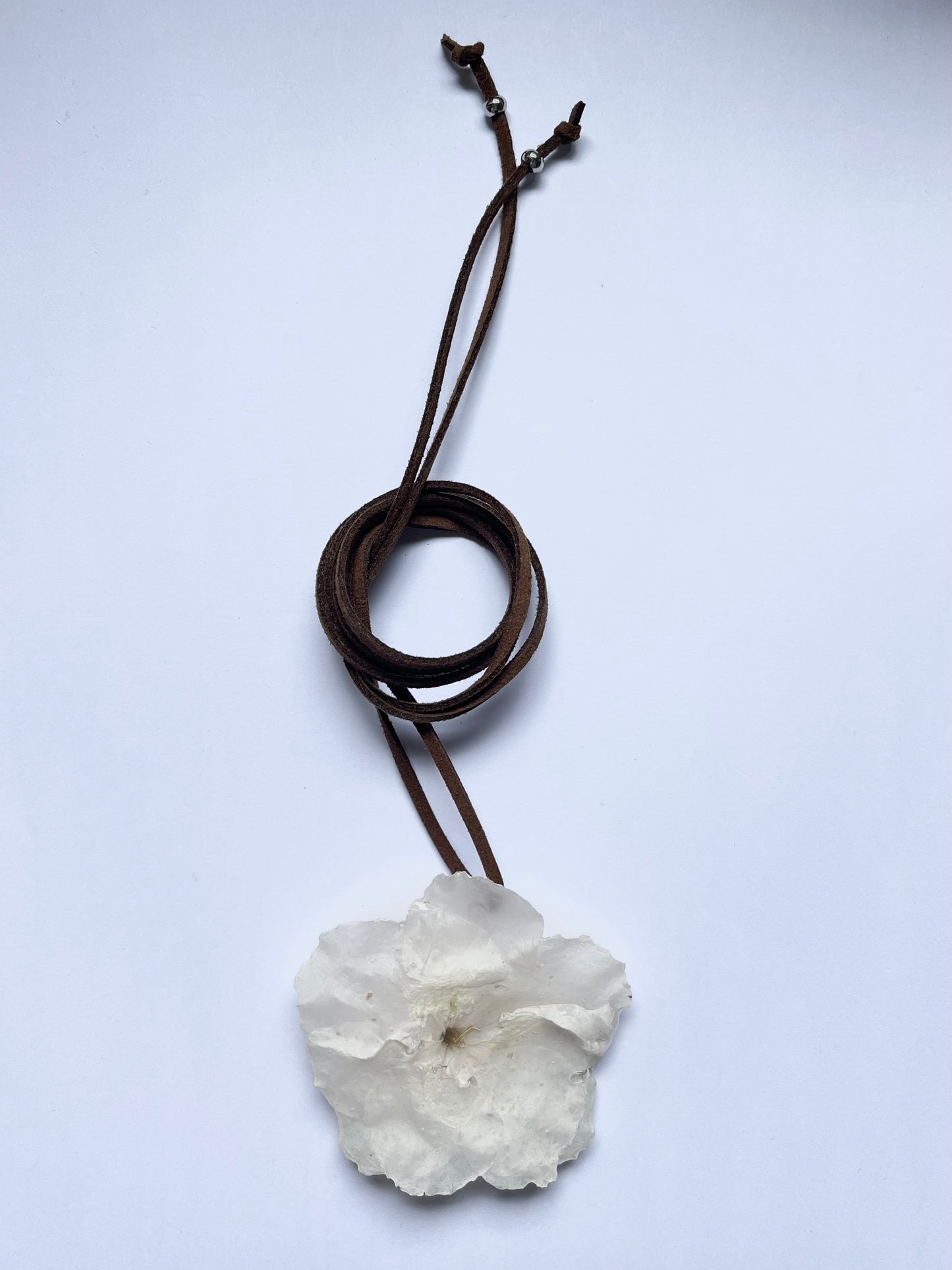 Azalea blanca: collar