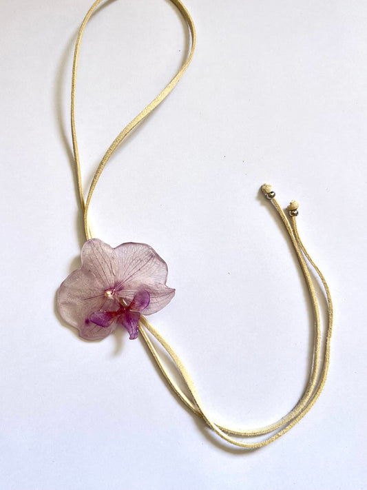 Orquídea: collar corbata