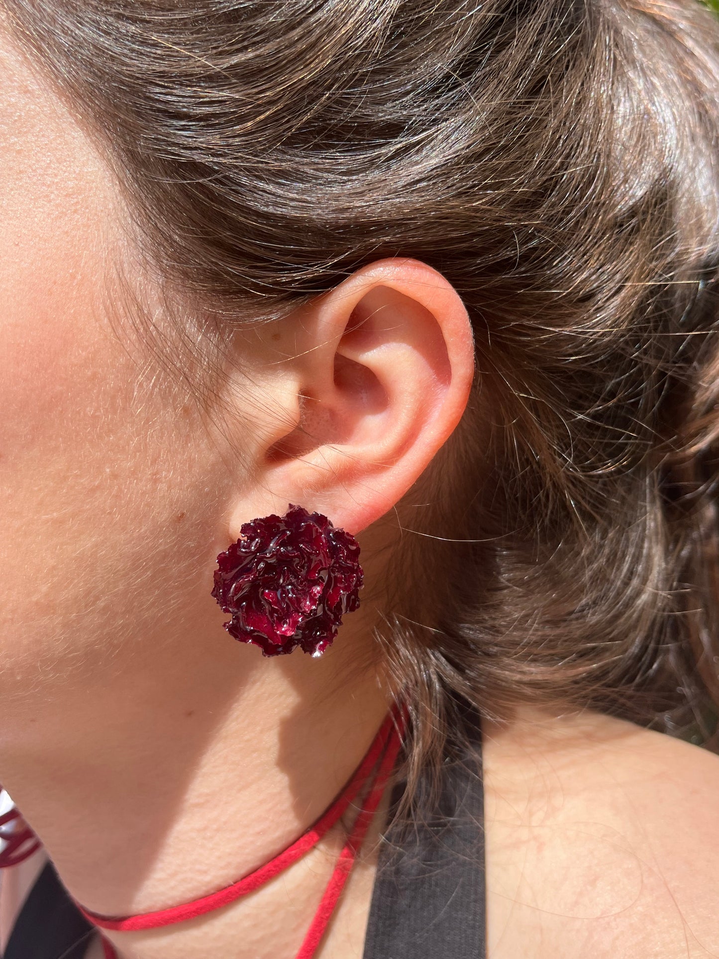 Clavel rojo: pendientes pegados