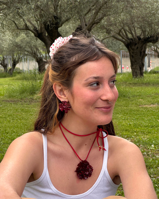 Clavel rojo: collar cordón