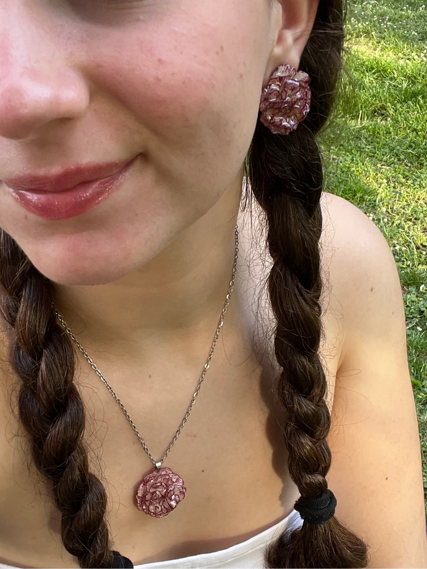 Clavel rojo y blanco: pendientes pegados