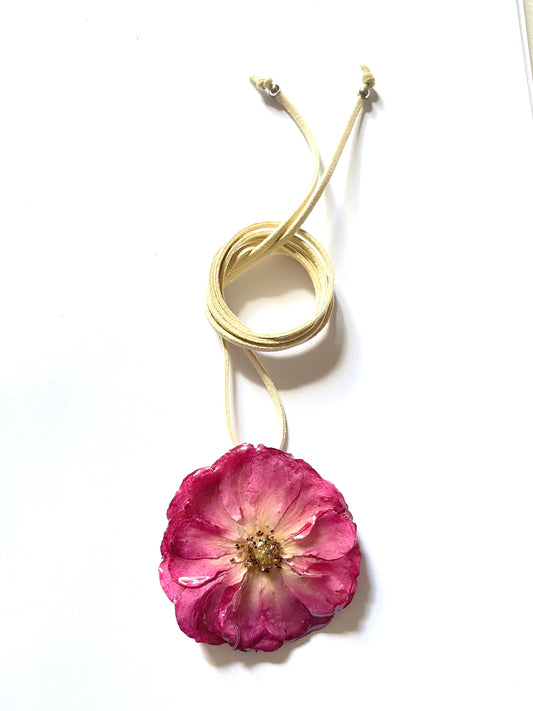 Rosa: collar