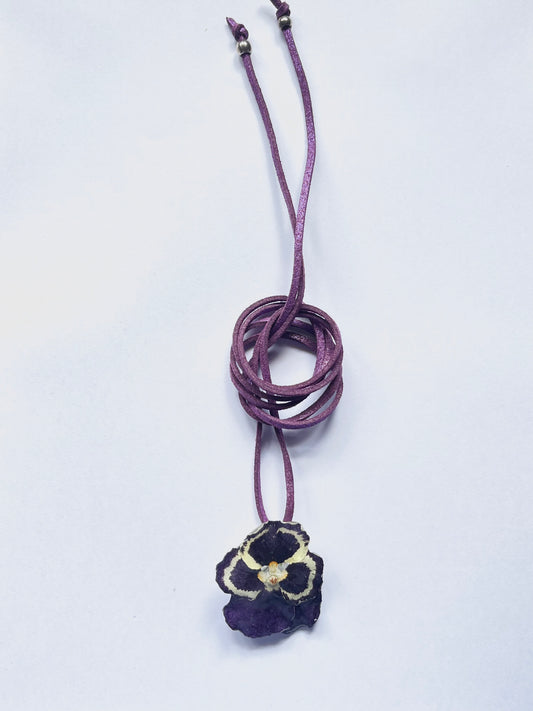 Pensamiento, collar.