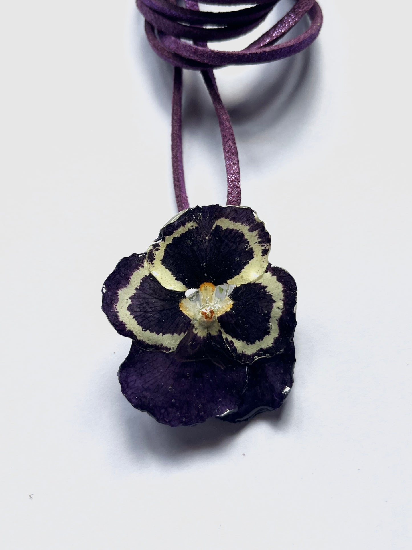 Pensamiento, collar.