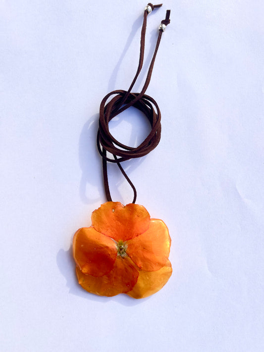 Pensamiento gigante, collar.