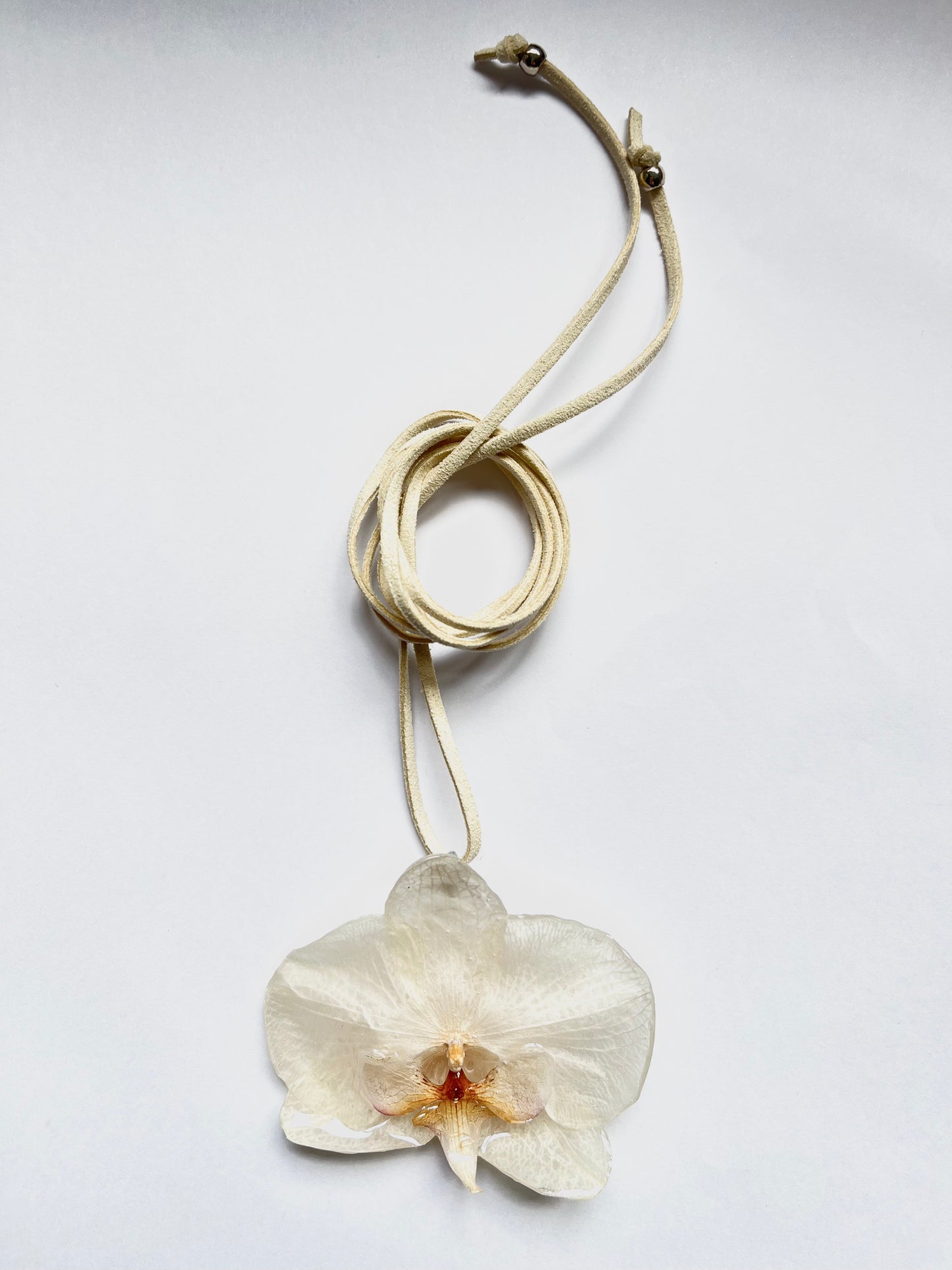 Orquídea, collar.