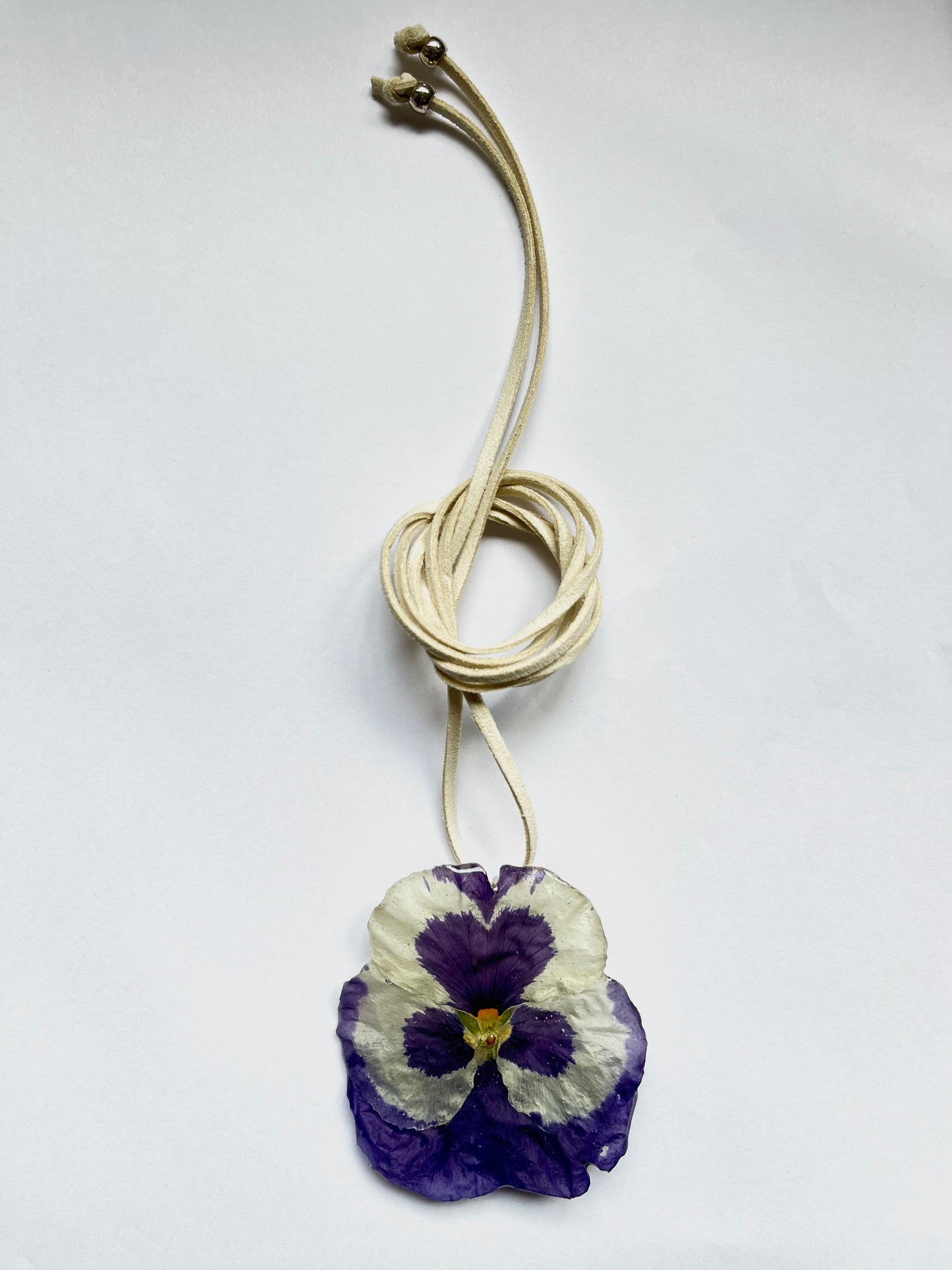 Pensamiento, collar.