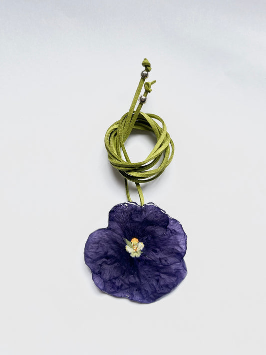 Pensamiento, collar.