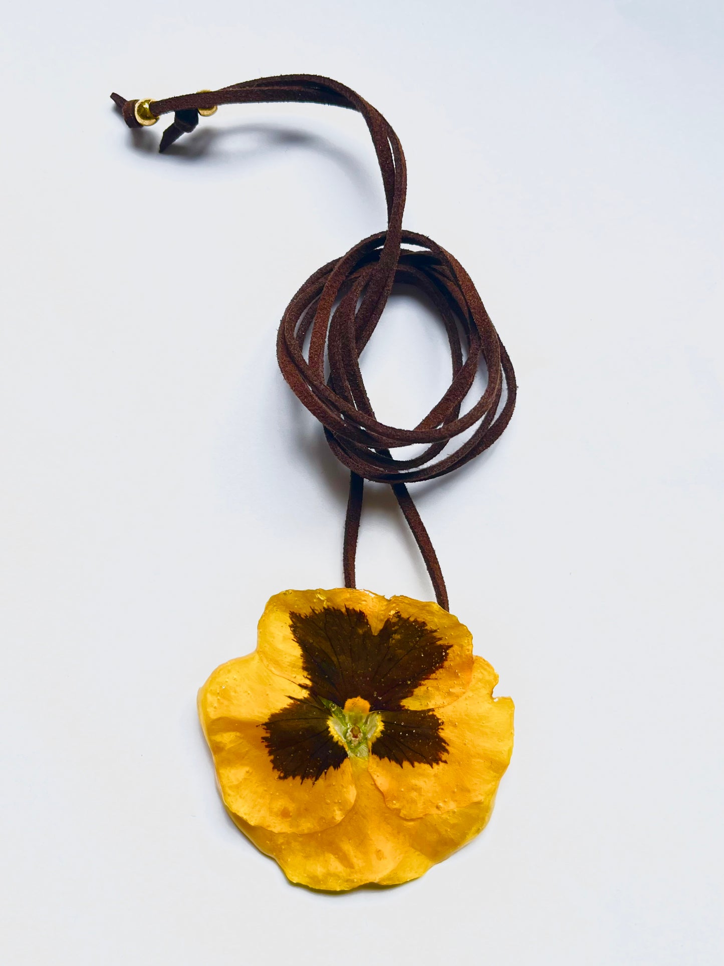 Pensamiento, collar.