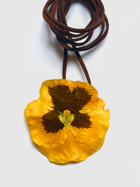 Pensamiento, collar.