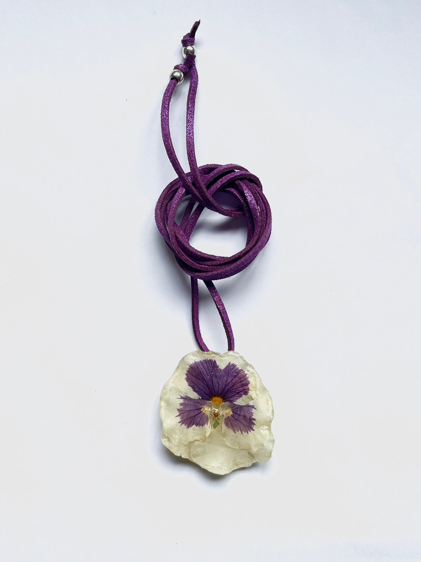 Pensamiento, collar.