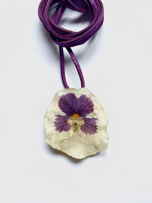 Pensamiento, collar.