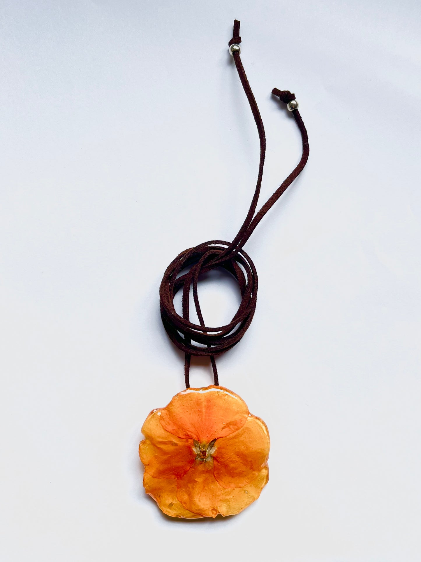 Pensamiento, collar.